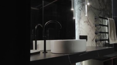 Gösterişli, minimalist bir lavabo ve lüks bir tuvaletin modern tasarımı.