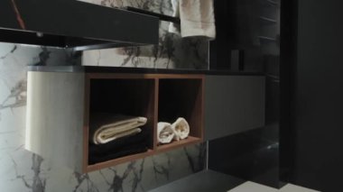 Bu şık banyo deposunda parlak çizgiler ve modern mekanlar için ideal zarif mermer bulunur.