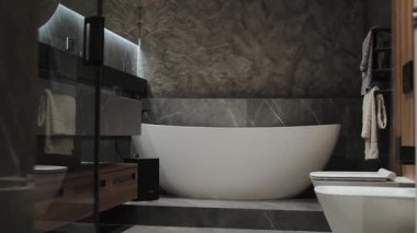 Bu şık ve modern banyo vitrinleri güzel tasarlanmış gösterişli ve lüks sonlu serbest banyo küveti.