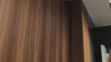 Duvardaki ahşap paneller çeşitli modern odalarda sıcak ve çekici bir atmosfer yaratıyor.