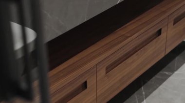 Bu şık ahşap banyo dolabı olağanüstü işlevselliği çağdaş tasarım estetiğiyle harmanlıyor.