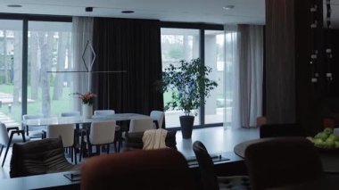 Bu şık yemek alanında doğal ışık, şık mobilyalar ve huzurlu bir manzara sağlayan büyük pencereler var.