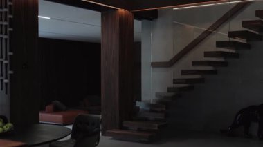 Bu çağdaş alan zarif yüzen merdivenlere ve konforu davet eden şık bir oturma alanına sahiptir.