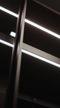 Modern iç mekanlar için mükemmel entegre ortam ışıklandırmasıyla birlikte şık çizgiler sergileyen şık bir raf ünitesi. Dikey video