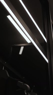 Dikey video. Siyah raf ünitesi çarpıcı LED ışıklandırmayla tamamlanmış modern iç mekanları geliştirmek için mükemmel. 4k video