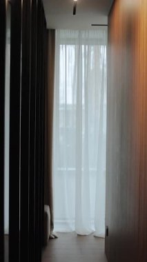 Perdelerin arasından usulca akan huzurlu ve güzel bir ışık manzarası. Kapalı bir ortam yaratıyor.