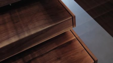 Zarif bir şekilde sofistike işçiliği, modern tasarım unsurlarını ve benzersiz estetiği sergileyen şık ahşap bir merdivenin yakın çekimi.