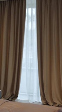 Yumuşak tonlara, katıksız perdelere ve samimi ve davetkar bir ortam yaratan şık ve modern bir yatak odası. Dikey video