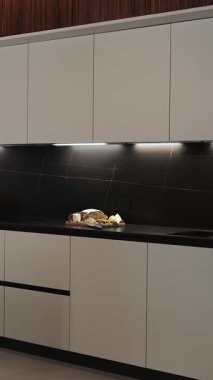 Ekmek, peynir ve zarif modern dekor aksanlarına sahip şık bir mutfak.