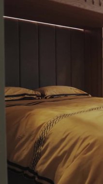 Modern çocuk odası şık tasarımı ve oyun alanı olan, güzel sarı yataklı. Dikey video. Kimse vurulmayacak. 4k