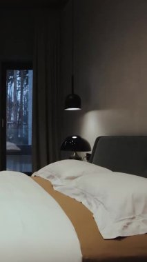 Bu şık yatağın koyu çizgili, parlak sarı yatağı var. Herhangi bir modaya uygun iç mekâna sıcaklık ve tarz katıyor. Dikey video