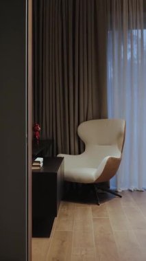  Dikey ekran: Bu şık yaşam alanı modern bir zarafet yayan çok rahat bir sandalye ve yumuşak perdeler içeriyor. 4k