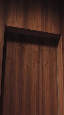 Dikey ekran: Modern bir iç mekanda ahşap kapılar. İnsanların görüntüsü yok. Oturma odasının çağdaş iç tasarımı. 