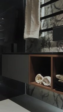  Dikey ekran: Çarpıcı siyah dolaplı şık bir banyo ve lüks mermer, muazzam bir lüks ve zarafet yayıyor