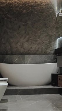  Dikey ekran: Çarpıcı siyah dolaplı şık bir banyo ve lüks mermer, muazzam bir lüks ve zarafet yayıyor