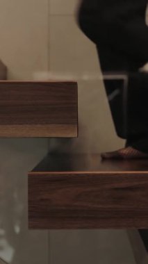 Modern bir iç mekan ortamında çarpıcı cam aksanlar içeren güzel tasarlanmış ahşap bir merdiven.