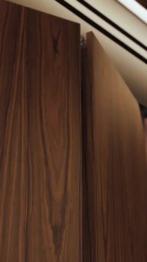 Zarif ahşap panellerde zarif çizgiler ve modern ışıklandırma var. Bu da iç dekorasyonu güzelleştiriyor.