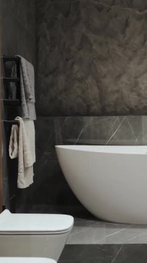 Bu şık banyo modern ve çağdaş dekor unsurlarıyla birlikte şık ve zarif bir küvete sahiptir. Dikey video