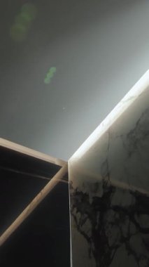 Modern mimaride bulunan doğal dokularla birlikte zarif, gösterişli, parlak bir köşe.