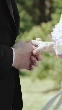 Açık havada yapılan samimi ve duygusal bir düğün töreninde birbirine sarılmış çiftlerin yakın çekimleri.