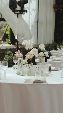 Unutulmaz Düğün ya da Özel Etkinlik ve Düğün Kutlaması için Zarif Masa Ayarları oluşturuluyor. Dikey video