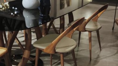 Modern yemek takımında parlak sandalyeler ve sofistike bir masa var. Çağdaş iç mekanlar için mükemmel..