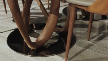 Bu şık ahşap masa tabanı modern dekorasyon için her alanda mükemmel olan parlak ve çağdaş bir tasarıma sahiptir.