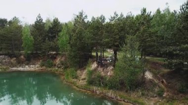 Huzurlu ve huzurlu bir göl manzarası, bereketli ağaçlarla çevrili, rahatlamak için ideal ve doğa severler.