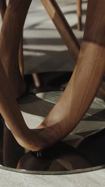 Ahşap masa tasarımı modern bir iç mekan için mükemmel. Dikey çekim. 4k