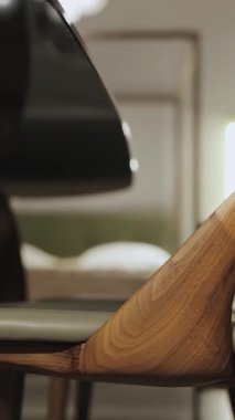 Zarif ve modern bir tasarıma sahip şık ahşap sandalyeler çağdaş bir ortamda güzelce sergilenmektedir. Dikey çekim. 