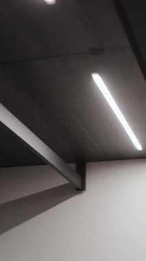 Boş bir gardıroba yakın plan çekimde doğrusal aydınlatma, estetiği güçlendirir. Dikey video