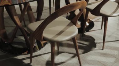 Bu yemek alanında şık ahşap sandalyeler ve şık modern bir masa var, davetkar bir atmosfer yaratıyor.