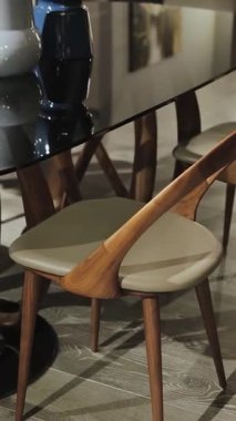 Dikey çekim. Modern Sandalyeler ve İdeal Ambians için Zarif Masa Tasarımı içeren Yemek Seti. 4k