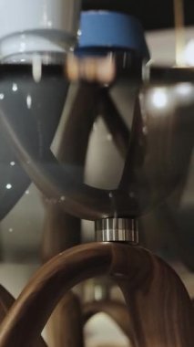 Dikey ekran: Modern tasarım unsurları olan ahşap mobilyalar. Tahta masa, bacaklar yakın plan. - Evet. 4k