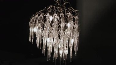 Bu çarpıcı kristal avize zarif bir buz saçağı tasarımı sergiliyor, her yeri güzelce aydınlatıyor.