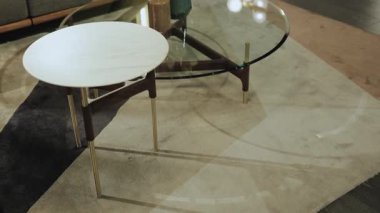 Moda bir kahve masası koleksiyonu şık ve şık bir modern oturma odasında güzelce sergileniyor.