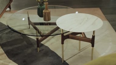 Mermer kapağı ve cam yüzeyi olan bu şık kahve masası modern iç mekanlar için idealdir.