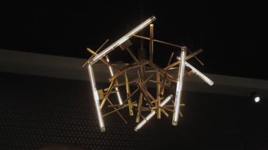 Bu şık avize geometrik şekiller ve parlak LED 'ler içerir, çağdaş iç mekanlar için idealdir