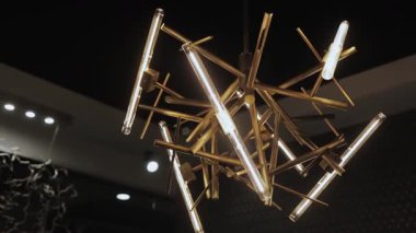 Bu çağdaş avize eşsiz bir geometrik tasarım ve izleyicileri cezbeden parlak LED ışıklandırmayı içerir.