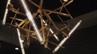 Geometrik şekilli ve parlak ışıklandırmalı şık bir avize. Çağdaş iç mekanlar için mükemmel..