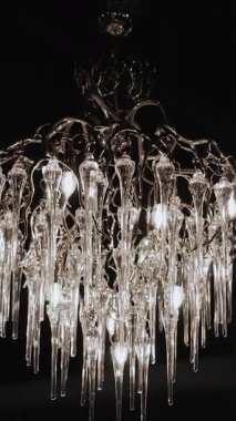 Dikey ekran: Güzel Alanınız için Modern Tasarım Özellikli Kristal Avize. 4k