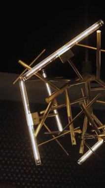 Bu şık avize geometrik şekiller ve parlak LED 'ler içerir, çağdaş iç mekanlar için idealdir