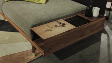 Bu şık ahşap komodin, etkin depolama çözümlerini samimi ve davetkar tasarım öğeleriyle birleştirir.