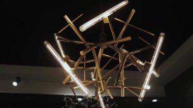 Modern iç mekanlar için geometrik şekiller ve ortam aydınlatması içeren güzel tasarlanmış bir avize..