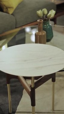 Dikey ekran: Modern Oturma Odası İçin Güzel Tasarlanmış Kahve Masaları. Kamera sorunsuz çalışıyor. 4k