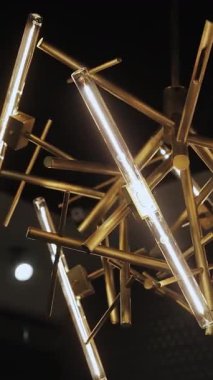 Dikey ekran: Şık ve Şık Modern Avize Tasarımı Çağdaş Biçim İçleri İçin Mükemmel. LED ışıklandırma. 4k