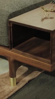 Modern bir tasarımı olan, depolama alanı olan ahşap bir yatak çerçevesinin yakın çekimi. Kimse vurulmayacak. 4k