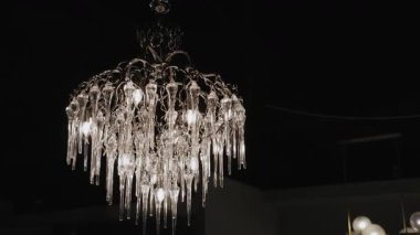  Karanlık bir boşluğu parlak bir şekilde aydınlatan ve Ambiyansı arttıran kristal avize.