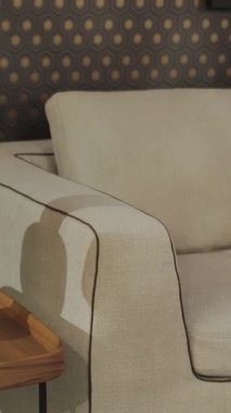  Kanepe, güzel tasarlanmış Modern Oturma Odası Ambiance Ayarları 'nın içinde. Dikey video. Yakın çekim görüntüsü. 4k