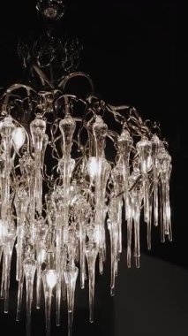  Dikey ekran: Kristal avize her türlü alanı güzelce aydınlatan zarif bir buz saçağı tasarımı sergiler